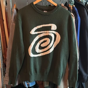 Stussy Tröja - Hej säljer min stussy tröja. Den är i fint skick och är knappt använd. Den är i storlek M och sitter riktigt snyggt. Skriv gärna vid frågor eller funderingar!