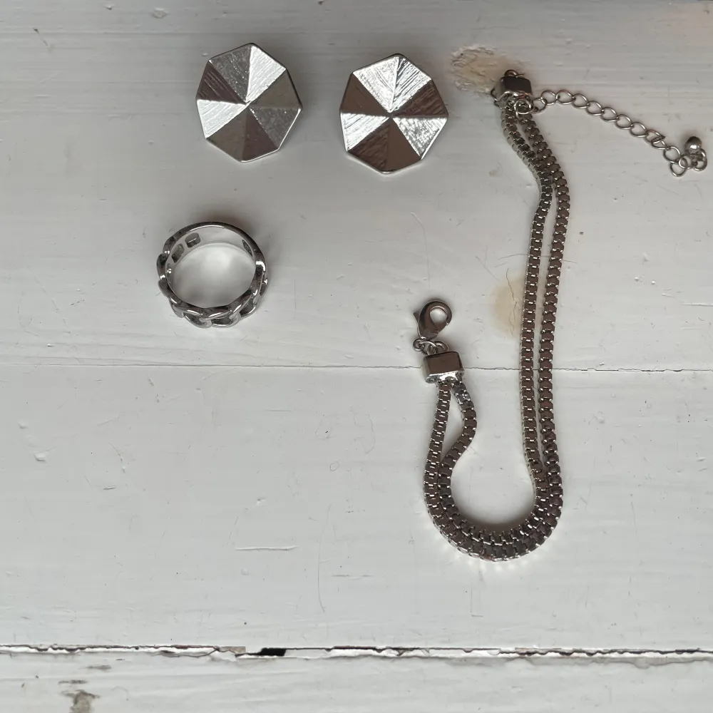Säljer dessa smycken då de aldrig använts. Ringen är i något sorts flätat mönster. Örhängen: 40kr Armband:25kr Ring:20kr Allt tillsammans 70kr. Asusteet.