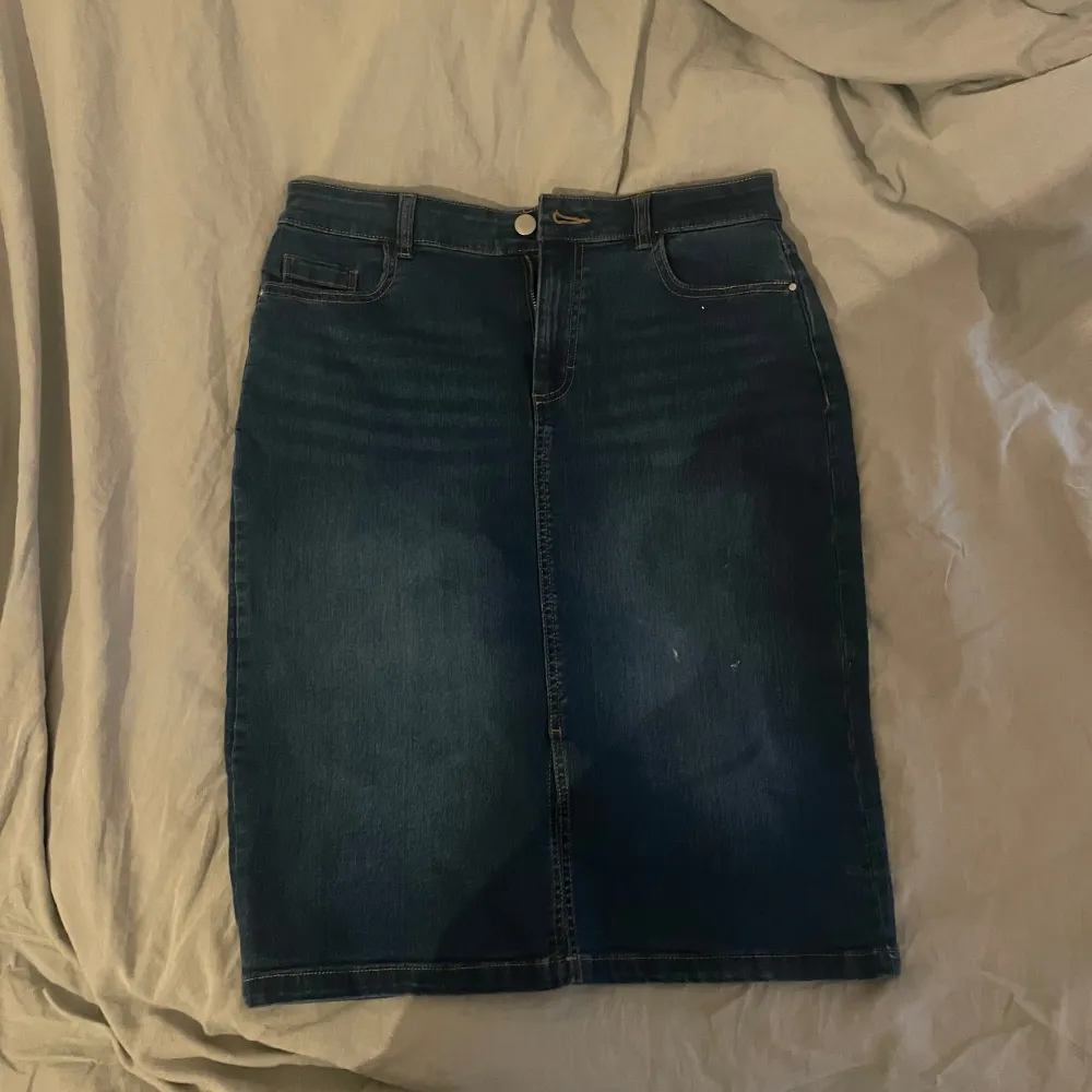 Jeans kjol fungerande fickor. Nästan inte andvänd. Stretchig med ett litet slit fram. . Kjolar.