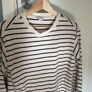 Randig vit svart långärmad tröja  - En fin tunn tröja andvänd men i jätte bra skick! :)