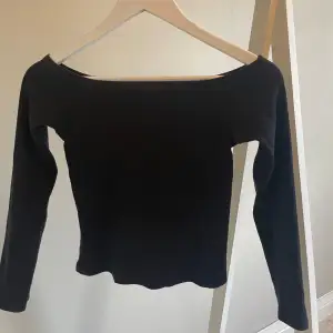 Svart offshouldertopp från Bikbok. Tajtare i modellen och lite croppad.