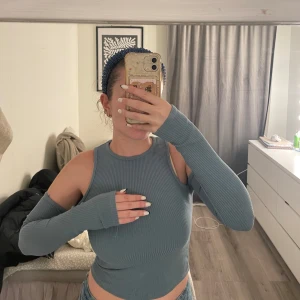 Offshoulder tröja  - Superfin och unik tröja, tunn stickad. Helt ny 