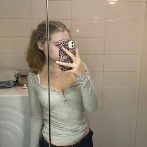 Långärmad pyjamaströja - Passar inte i min stil men knappt använd 