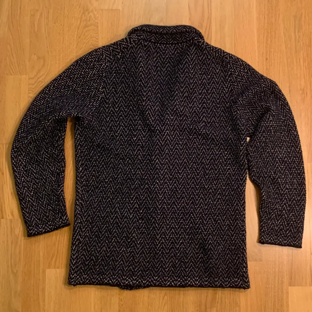 Säljer denna snygga marinblå/vita cardiganen från Massimo dutti. Skick 9,5/10. Italian yarn. Väldigt skön. Storlek medium. Tröjor & Koftor.