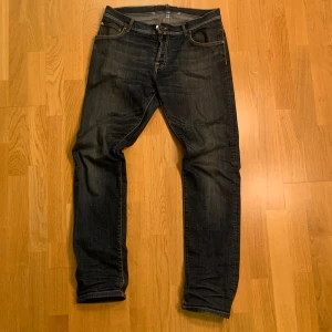 Corneliani jeans marinblå - Säljer dessa riktiga snygga jeans från corneliani. I använt skick men inga fel. 8,5/10. W35 L34