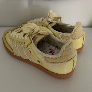 Adidas samba x Seddys skor - Säljer ett par splitternya adidas samba x Seddys skor🤍 Hand designade och tillverkade i italien, unik design! Storlek 37 1/3🤍 Nypris 3000kr