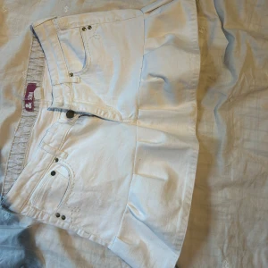 Vit jeans kjol - Super fin och trendig vit jeans kjol som jag säljer för att den är för stor på mig💕 den är i storlek S men har midjemått 40 cm!!❤️