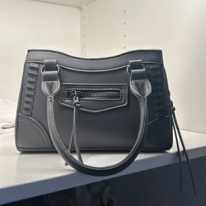 Säljer denna knappt använda Gina tricot väskan för 220kr - ❤️