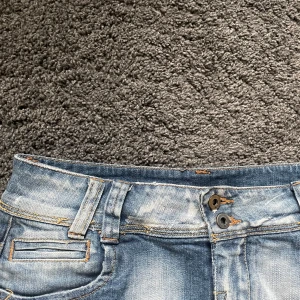 Low waist jeans kjol - Säljer en jätte snygg lågmidjad jeans kjol som inhe kommer till användning längre, kjolen är i xs/ s och säljer för 99 men kan säkert gå ner vid snabb affär! 💕