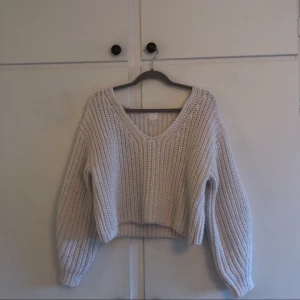 Stickad tröja - Jättefin stickad tröja från H&M i storlek S. Perfekt nu till hösten och vintern. Tyvärr lite för stor för mig. Hör av er vid fler frågor.:)