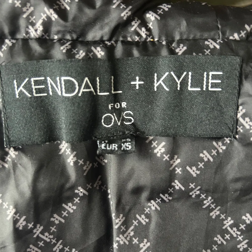 Säljer en supercool guldig pufferjacka från Kendall + Kylie för OVS. Jackan har en glansig finish och är perfekt för att sticka ut i mängden. Den har en dragkedja framtill och en mysig huva för extra värme. Perfekt för vintern och hösten när du vill hålla dig varm och stilren.. Jackor.