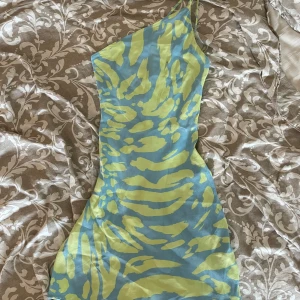 Sommarklänning - Säljer denna ”one shoulder” klänning från Bershka i storlek xs, använd några gånger men inga synliga fläckar eller skador. Tyvärr för liten för mig. 