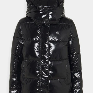 Calvin Klein jacka  - Säljer min jacka som ej kommer till användning längre, den är i bra skick. Köpt för 2300kr säljer för 1200kr, pris kan diskuteras. 