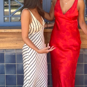 Glassons klänning - Säljer min superfina klänning från glassons köpt i Australien! Använd vid ett tillfälle, storlek 34/36/s/xs🤍