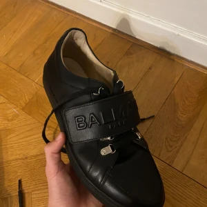 Balmain skor storlek 44 - Säljer ett par snygga balmain skor som är i nyskick. De är storlek 44 men passar också 43. Säljer dom för 1199 men priset kan ändras. (BOX INGÅR EJ)