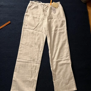 Linnebyxor - Linnebyxor helt i nyskick, oanvända direkt från butiken. Säljer för att de är förstora, skulle säga att det passar bra som en s eller mindre m