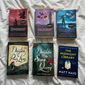 Böcker  - Säljer “Divergent” bokserien. “Daughter of the..” serien och “the midnight library”. Alla böckern är på engelska. Kostar 55kr (st) 