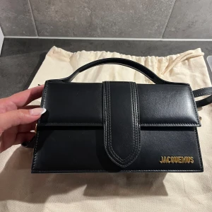 JACQUEMUS LE BAMBINO VÄSKA - Säljer nu min Jacquemus väska i modellen ”Le bambino”. Väskan är i super fint skick endast använd ett fåtal gånger. Inget slitage eller repor. Super fin inuti. Priset kan diskuteras <3  Färg: Svart med guld detaljer.