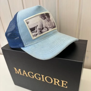 Maggiore keps blå C8 s2 - Är exklusive och har bara varit ute en gång, s2 c8. Velvet keps. Är använd så är lite smutsig men som går att tvätta bort. Inga stora skador och funkar fel fritt, ny pris var 800. Är ovanlig. Pris kan diskuteras.