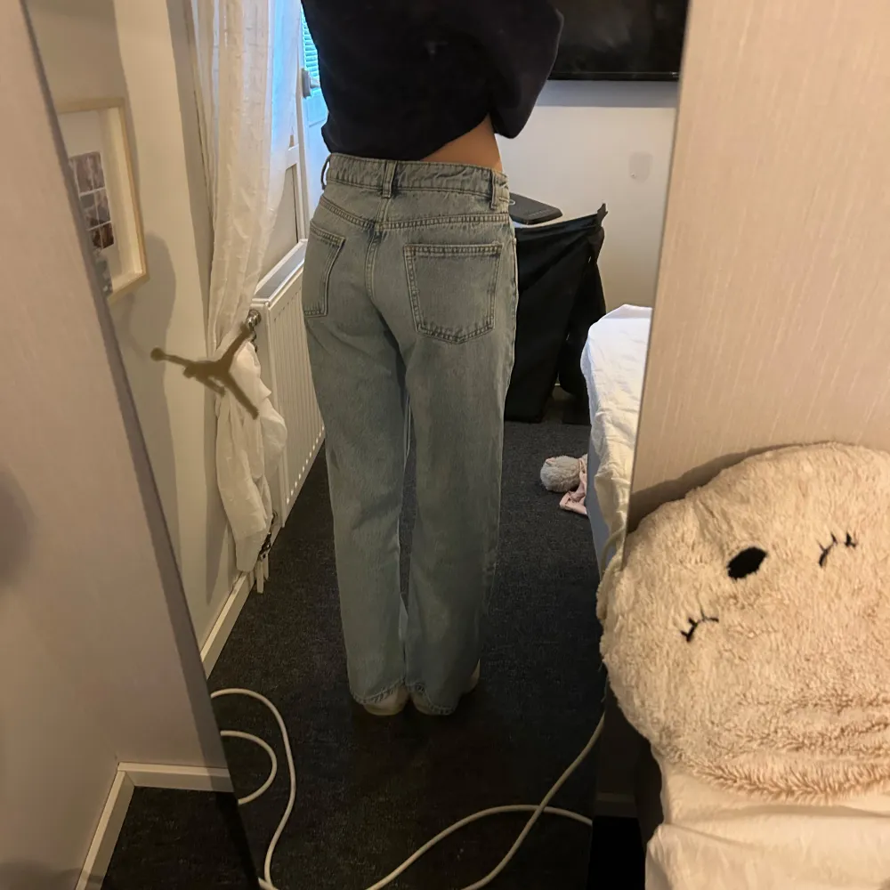 säljer mina jeans pågrund av att dom är stora i midjan, och jag aldrig använt dom pågrund av de . Jeans & Byxor.