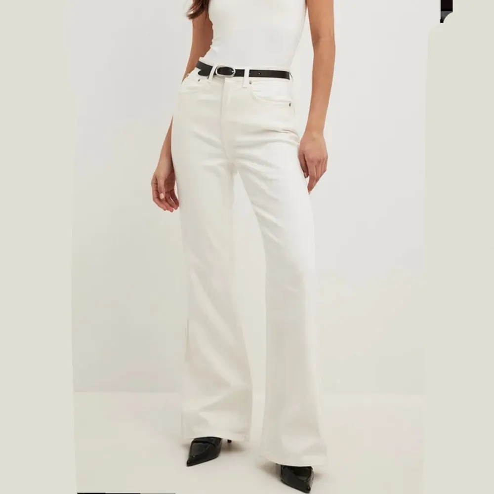 Utsvängda jeans från Nakd i vitt, säljer då de är för små. Storlek 34. Helt oanvända med lapp kvar, PM för fler bilder!🥰 high waist men lutar mot mid waist bilden är lånad. Farkut & Housut.