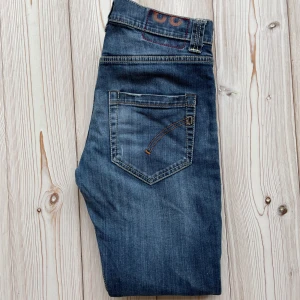 Dondup jeans - Säljer nu dessa feta Dondup jeans. | Modell: Mius | Storlek: 32W men sitter som 31W | Färg: Blå | Köpt från autentisk leverantör med 100% äkta plagg.