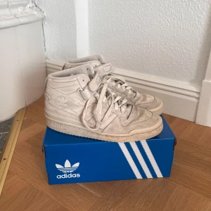 Adidas forum sneakers - Sneakers från adidas i forum modellen. Färgen är crémevit / beige så dom ser smutsigare ut än vad dom är. Men dom är ganska flitigt använda så lite slitna skulle jag säga.  Storlek 39 & 1/3