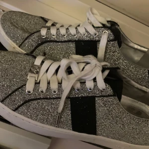 Michael kors skor - Säljer nu en Michael kors skor om någon är intresserad att köpa skriv privat.