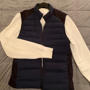 Sail racing väst - Sail racing väst i färgen navy blue köpt på NK o Göteborg för 2500kr. Storlek S Skick 7/10 