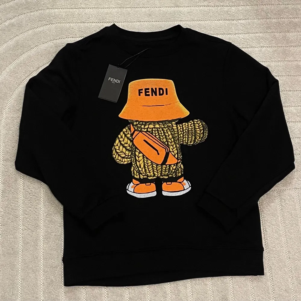 Fendi sweatshirt köpte den för 3 år sen, bara legat i gardaroben aldrig använt den . Tröjor & Koftor.