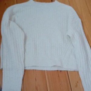 Kort stickad tröja - Säljer denna stickade tröja, lite nopprig och använd annars är den i bra skick!