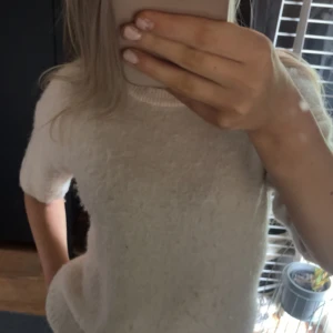 Trekvartsärmad tröja - Stickad trekvartsärmad tröja i beige/ljusrosa färg!