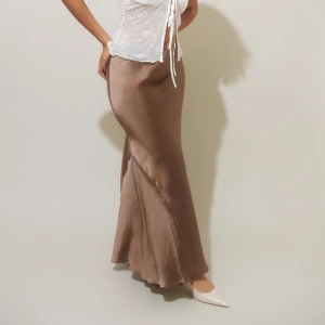 Brun siden kjol  - Brun siden kjol från Gina Tricot🌸 Oanvänd pga ångrat köp.  Nyskick🌸 