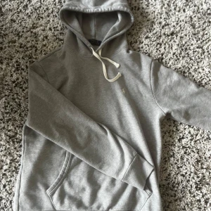 Ralph lauren hoodie  - Säljer nu denna riktigt feta Ralph lauren Hoodien i storlek S. Den är i färgen grå. Hör av er angående frågor eller vid funderingar 🤩. Pris går att diskuteras!!