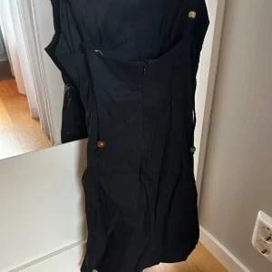 Svart klänning - Jättefin svart klänning, aldrig använd från Zara så är i toppenskick. Säljer för att den är för liten. Har en tajt passform. Strl XS/S😍