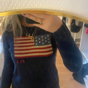 Ralph Lauren tröja - Jättetrendig Ralph Lauren tröja i storlek S använd ganska länge men har inga synliga defekter💞