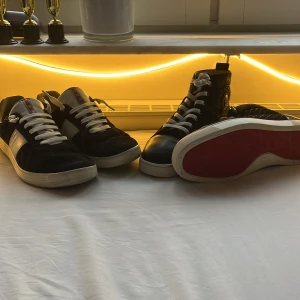  Louboutin skor -  Tjenare allihopa just nu så säljer jag mina och Louboutin skor. De är självklart äkta och är i bra skick med lite smuts som säkert går att ta bort med lite vilja. (jag tar gärna byten) Mvh oscar_ressel