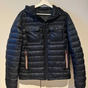 Moncler douret jacka - Moncler douret jacka. Storlek 3/L. Nypris: 12500kr. Condition: 8/10 det enda är utbytt central dragkedja (bild 4). Skriv för mer bilder och information.
