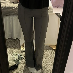 Kostymbyxor  - Gråa kostymbyxor. Använder aldrig. Är inte lowwaist men heller inte högmidjade, skulle säga midwaist. Inga defekter:)