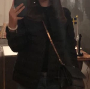 Uniqlo Jacka  - En  jätte fin och bekväm svart uniqlo jacka🤍 Ny pris: 899kr Mitt pris 499kr.
