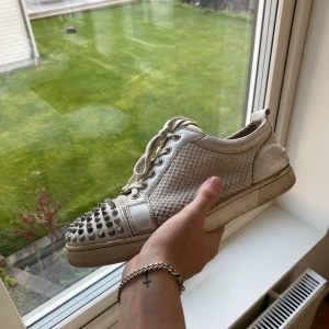 Christian Louboutin  - Säljer nu mina loubs då jag tröttnat på dom. Skicket är inte topp därav priset. Självklart äkta har bevis om ni skriver i dm. Inget og. Vid snabb affär kan priset sänkas!