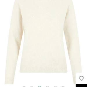 Vera Moda stickad tröja beige - Super fin stickad tröja från Vera Moda! Storlek L. Bra skick utom att den har en liten defekt (se bild 5) men inget problem! Super mjuk och perfekt till nu i höst! Köparen står för frakt. 