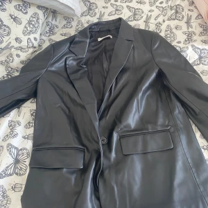 Läderjacka - Den är använd 1 gång. Vill bli av med den fort, köp gärna via köp nu. 