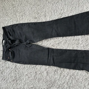 Jeans - Lågmidjade bootcut jeans från Gina