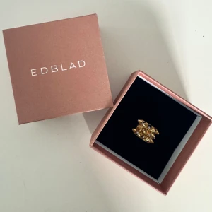 Edblad ring - Säljer min fina Edblad ring i guld då den inte kommer till användning längre. Storlek M. Bra skick.💕