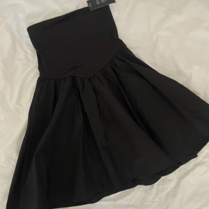Miniklänning  - Svart miniklänning med volang  Från NA-KD 🙌🏻 Använd 1 gång  Storlek small  Ord pris 499