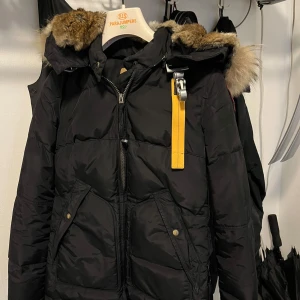 Parajumper Longbear - Äkta parajumper longbear inköpt på Johnells. Kan garantera äkthet och även skicka kvitto😊 stor i storlek och passar mig som är s/m
