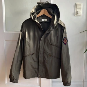 Saint Laurent jacka - Saint Laurent jacka i bara sicka bara ett par små defekter( dm för mer info) ny pris ligger på 12.000, kvitto och lappar finns 
