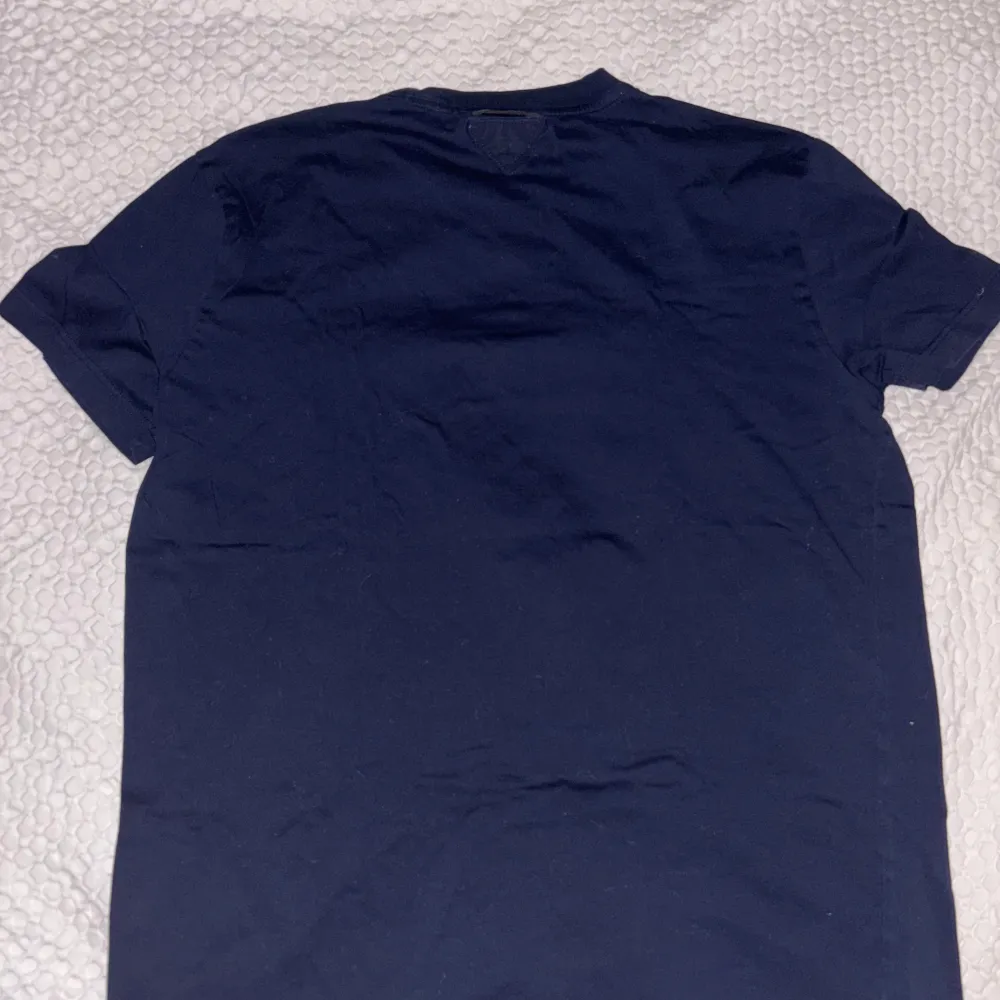 Säljer nu min mörkblåa Prada T-shirt. Ny pris ligger på 7500kr och mitt pris blir 2699kr pågrund av knappt några defekter! Hör av er vid frågor!. T-shirts.