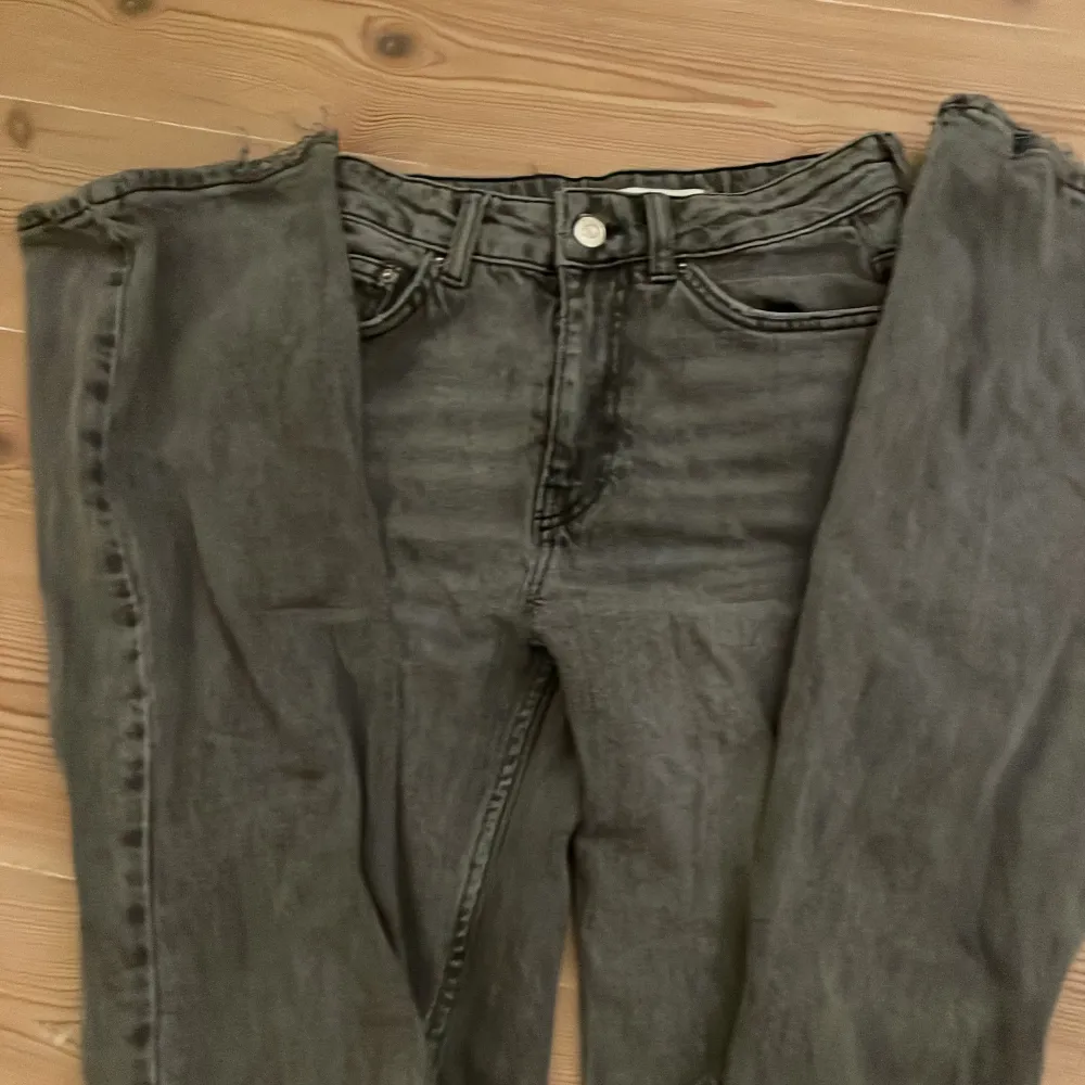 Klassiska grå jeans från Gina 💓 Straight leg/bootcut och är mer åt det högmidjade hållet 💕 Storlek 32. Jeans & Byxor.